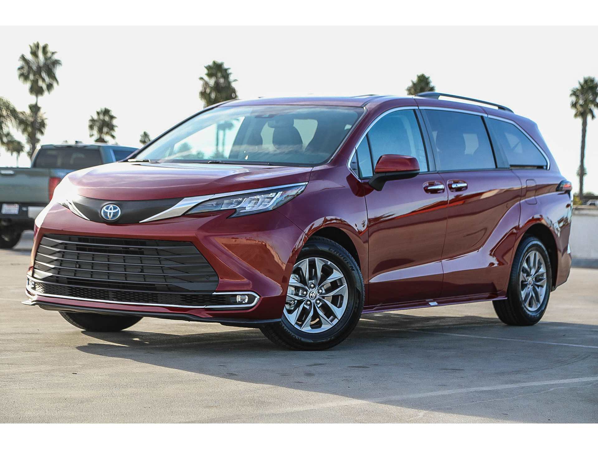 2023 Toyota Sienna XLE's photo