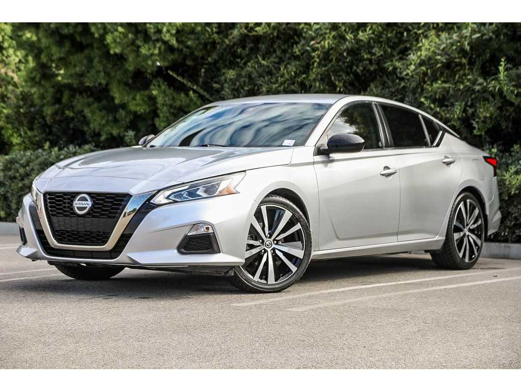 2022 Nissan Altima SR's photo
