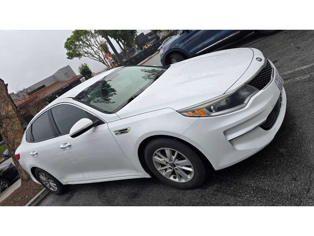 2017 Kia Optima LX's photo