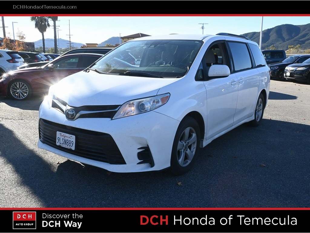 2018 Toyota Sienna LE's photo