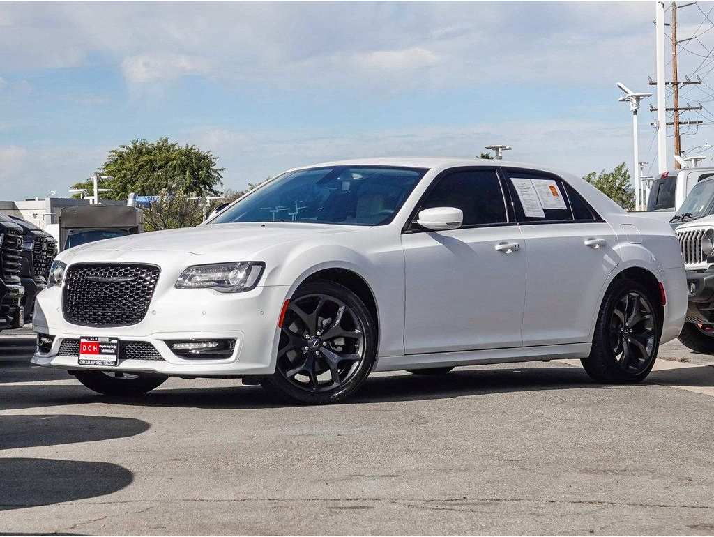2023 Chrysler 300 Touring L