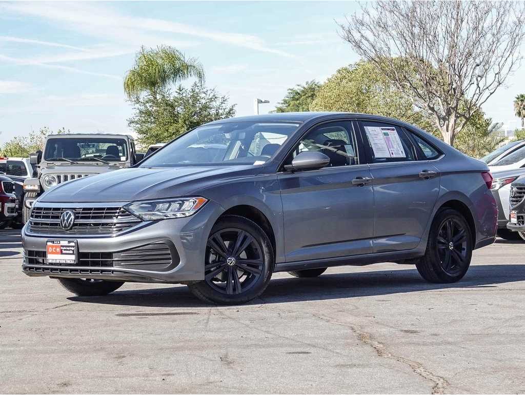 2024 Volkswagen Jetta SE's photo