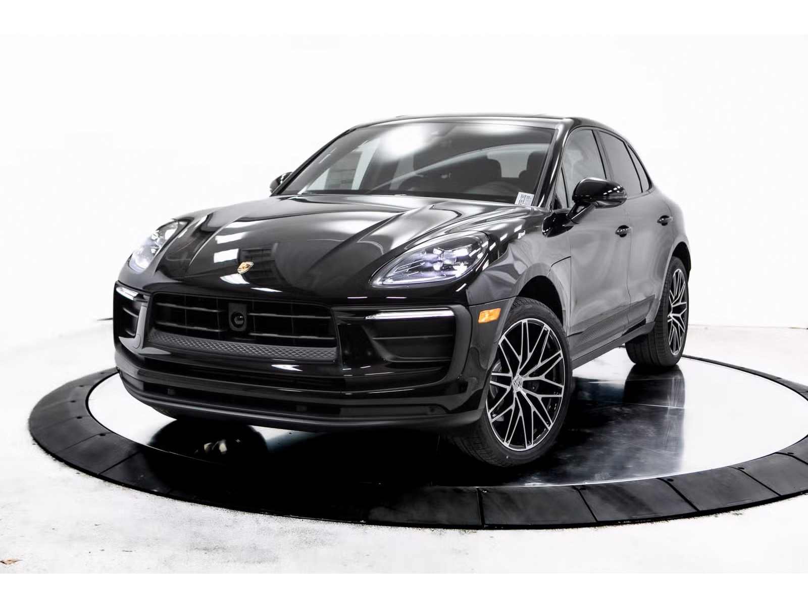 2025 Porsche Macan's photo