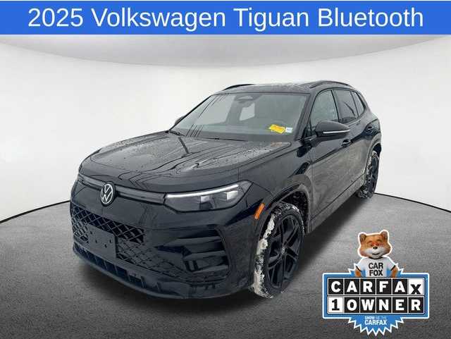 2025 Volkswagen Tiguan SE R-LINE BLACK's photo