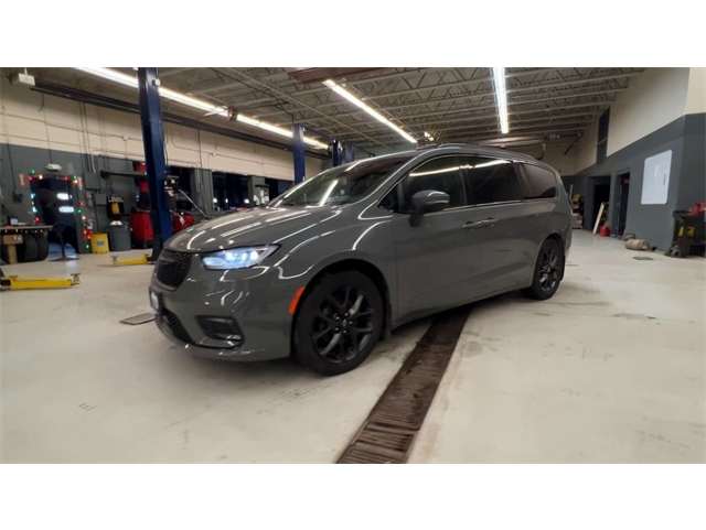 2023 Chrysler Pacifica Touring L's photo