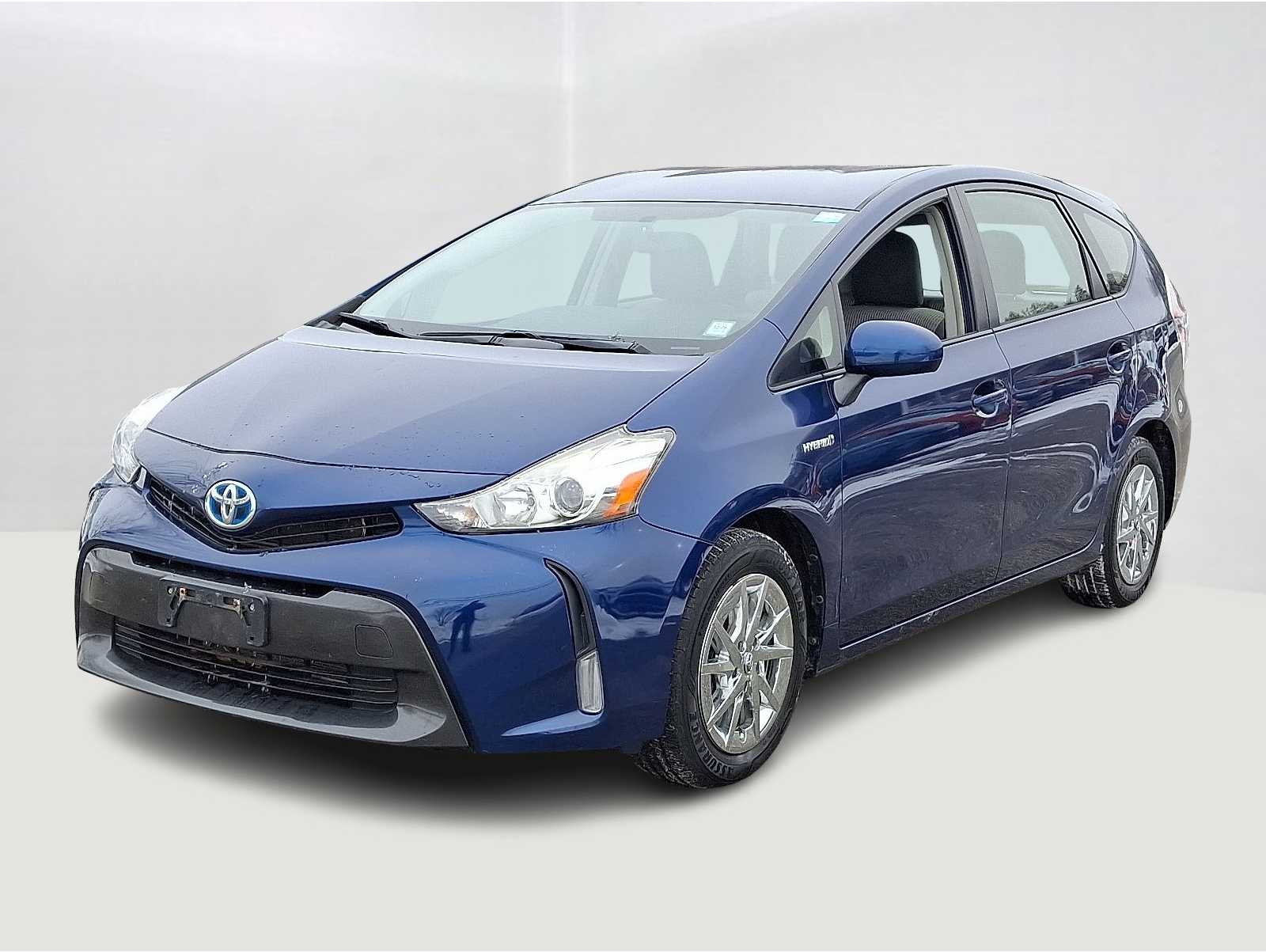 2015 Toyota Prius v Three's photo