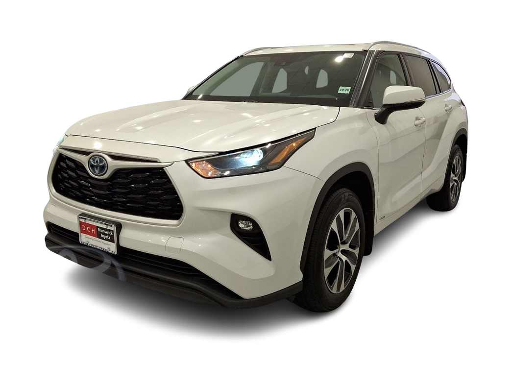 2022 Toyota Highlander XLE Hero Image