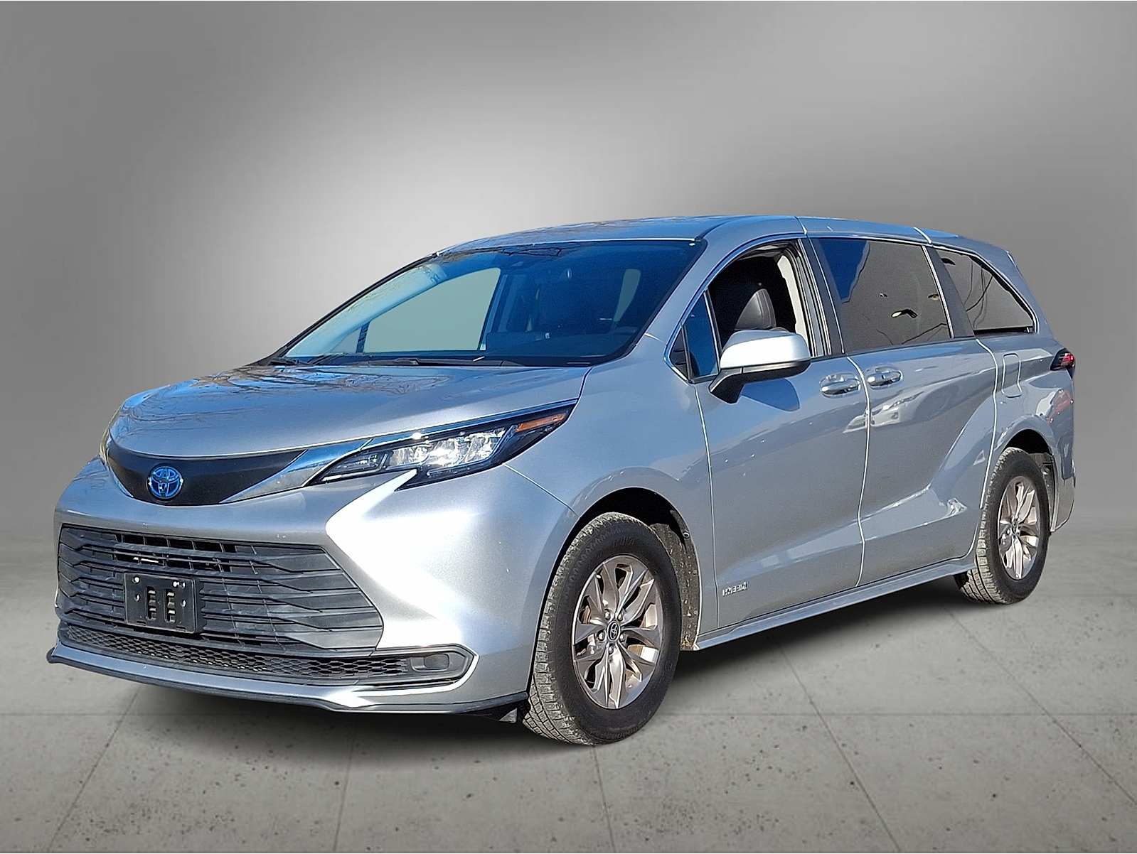 2021 Toyota Sienna LE's photo