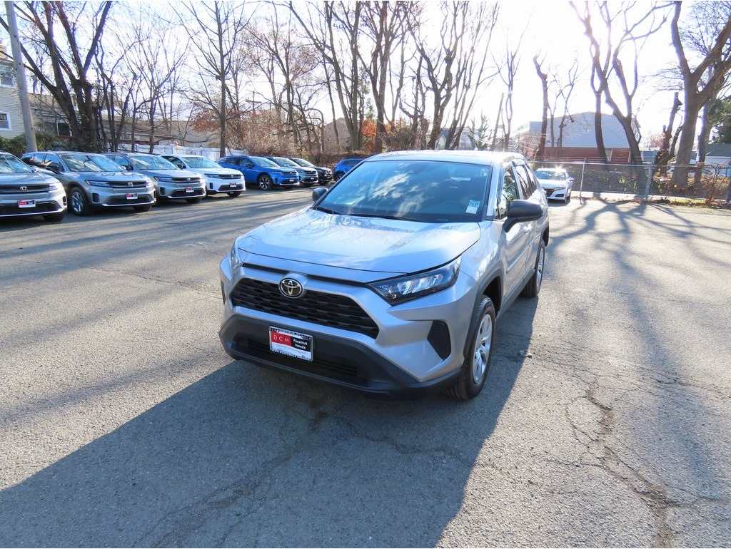 2022 Toyota RAV4 LE's photo