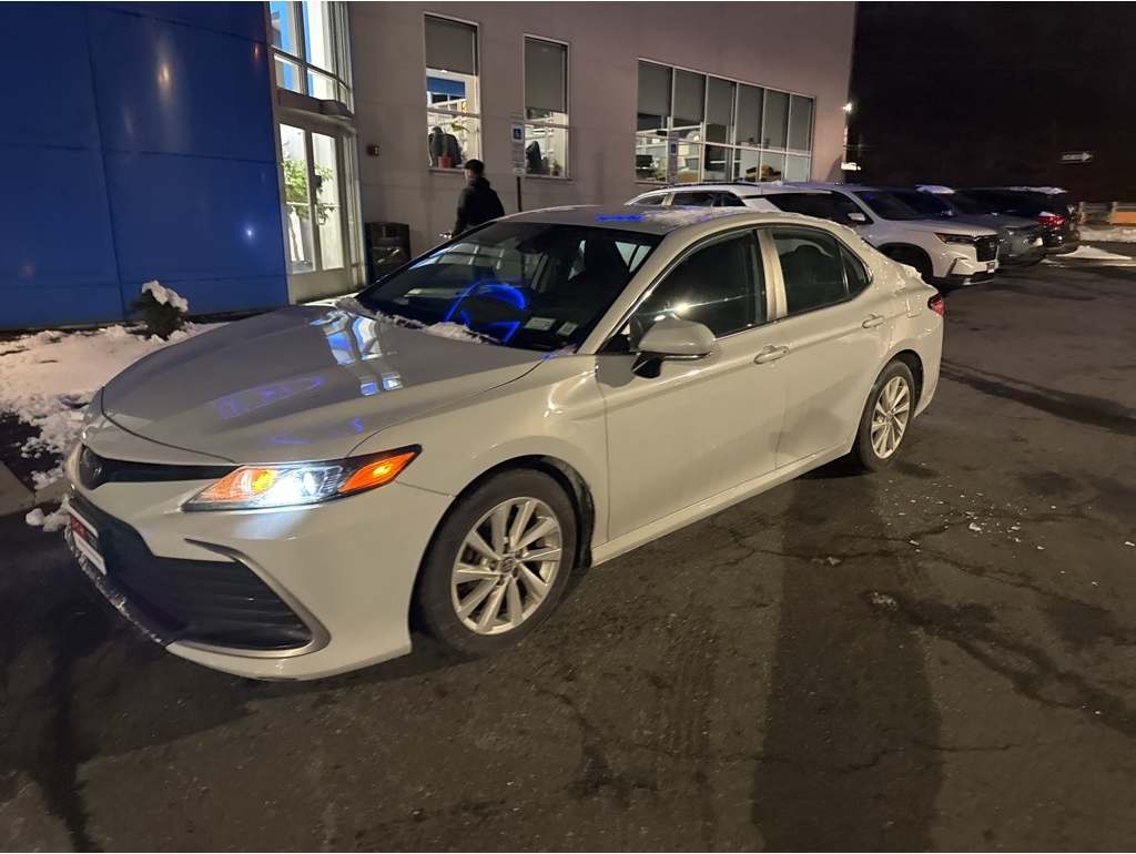 2023 Toyota Camry LE's photo