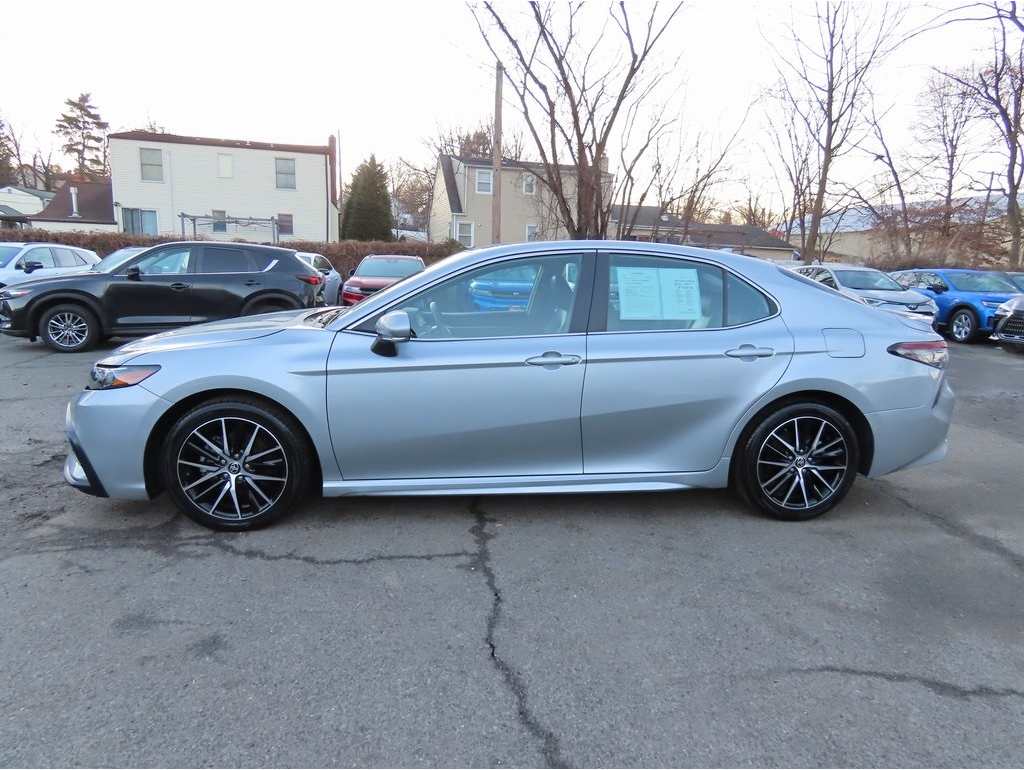 2024 Toyota Camry SE's photo