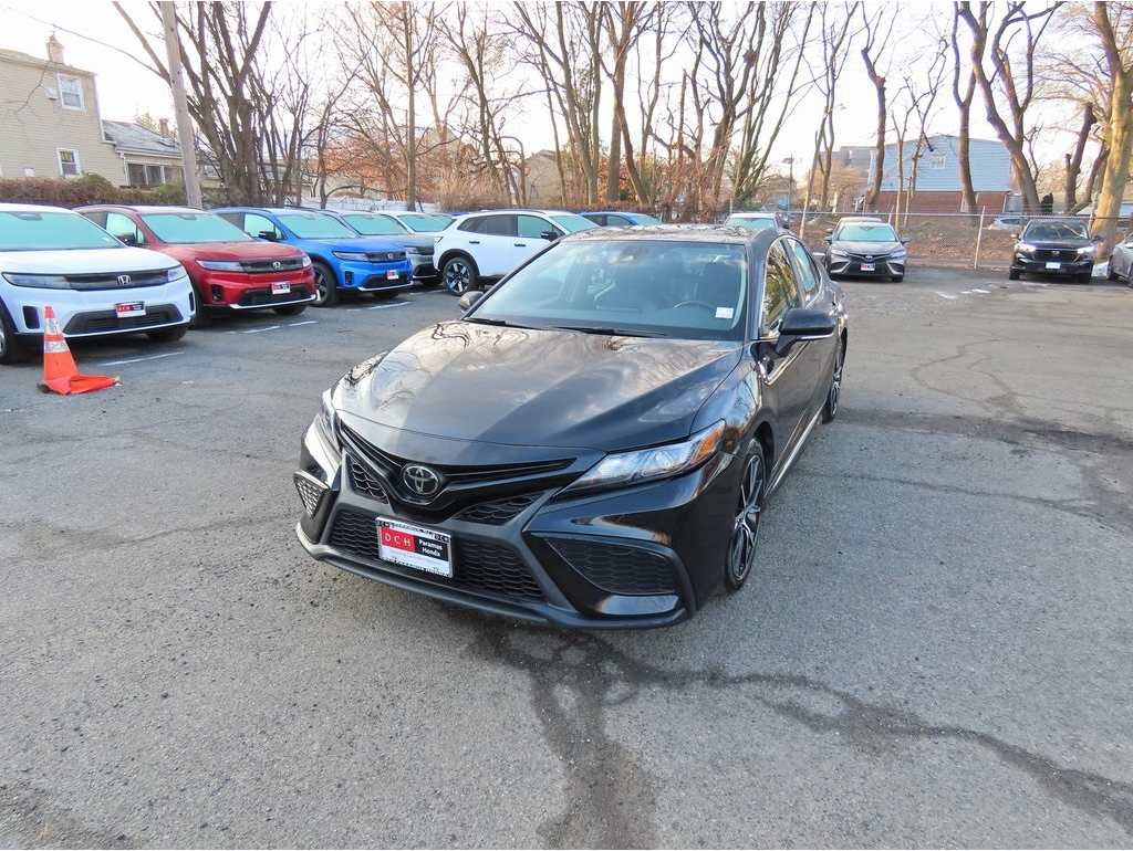 2023 Toyota Camry SE's photo