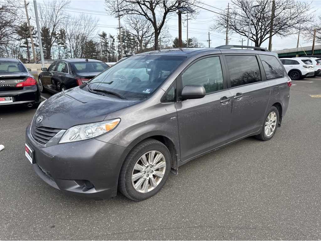2017 Toyota Sienna LE's photo