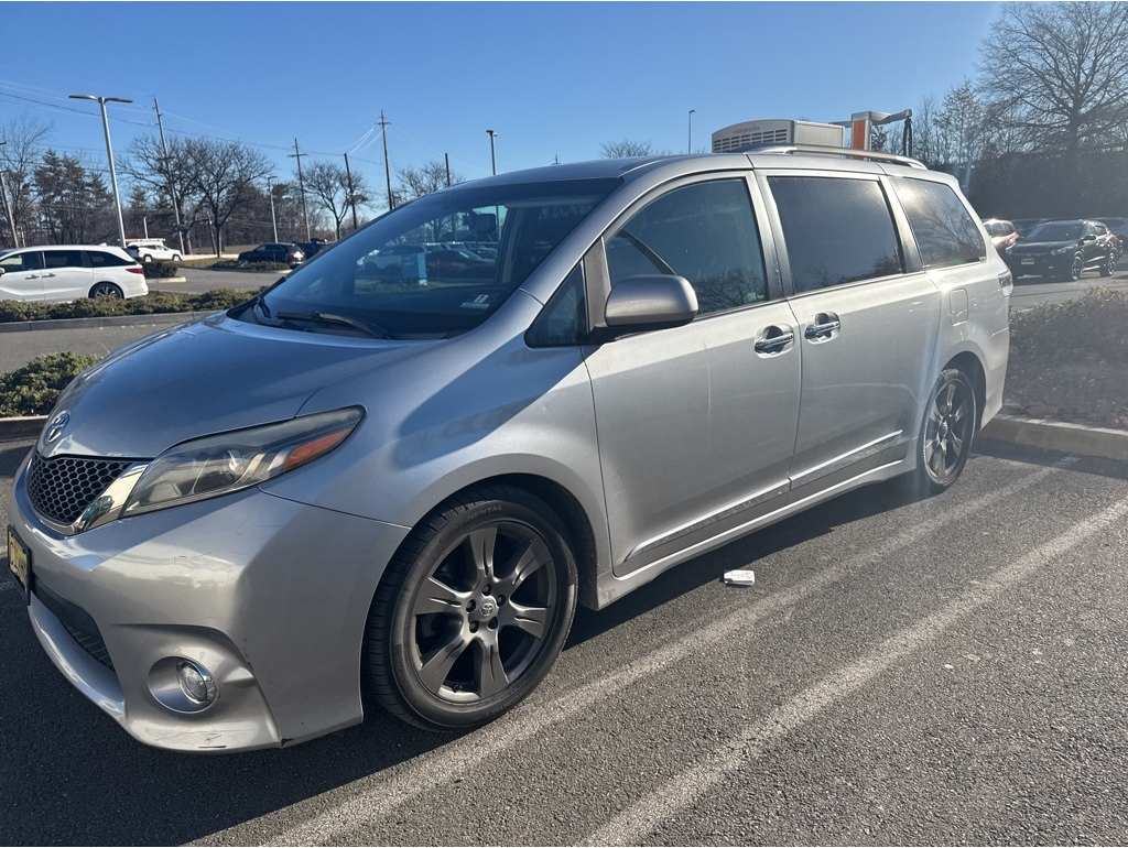 2017 Toyota Sienna SE's photo