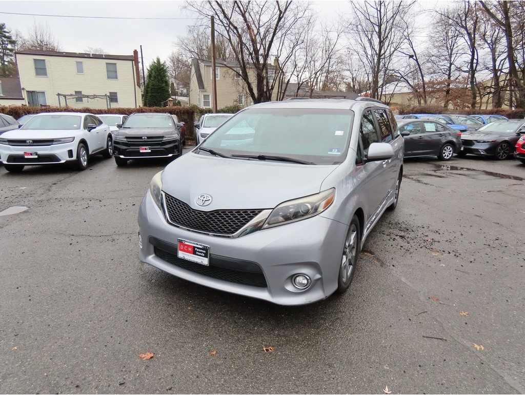 2017 Toyota Sienna SE's photo