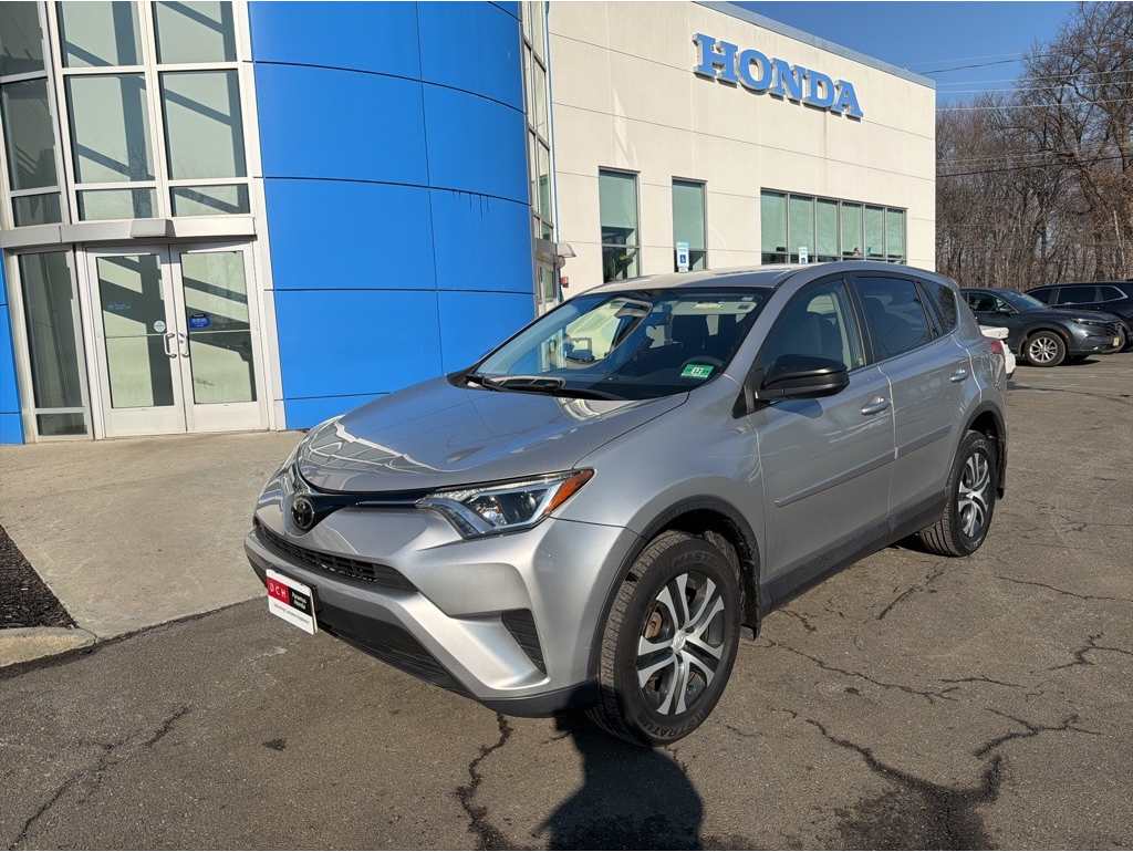 2018 Toyota RAV4 LE's photo