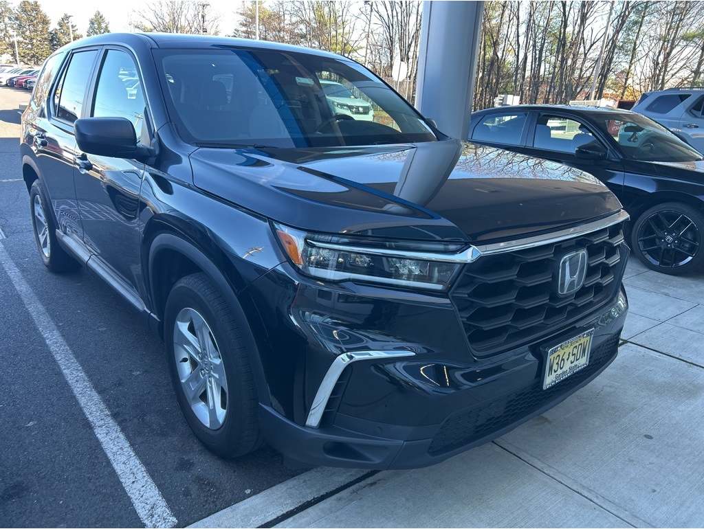 2023 Honda Pilot LX's photo