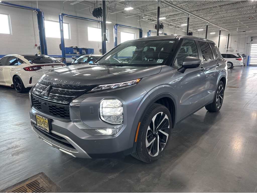 2023 Mitsubishi Outlander SE's photo