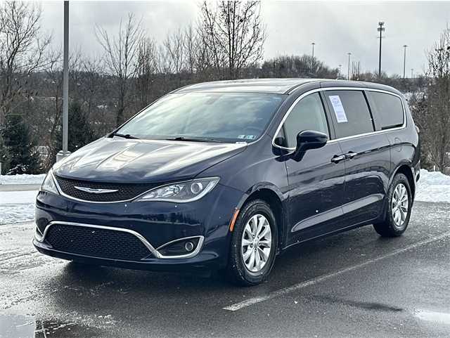 2019 Chrysler Pacifica Touring Plus's photo