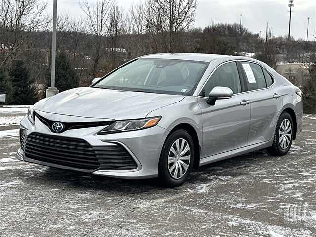 2024 Toyota Camry LE's photo