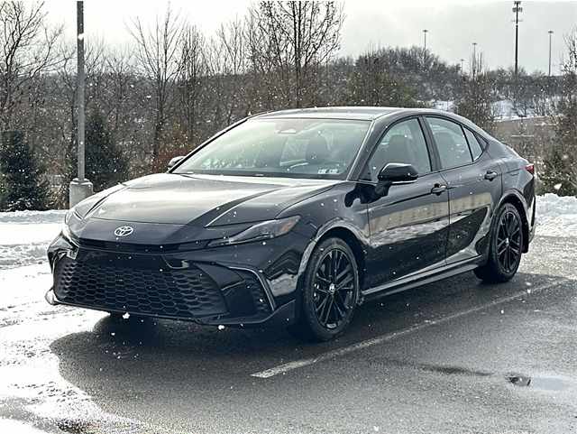 2025 Toyota Camry SE's photo