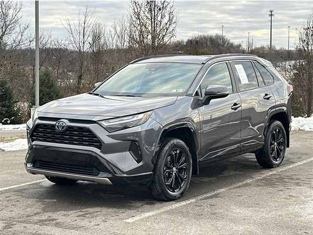 2022 Toyota RAV4 SE's photo