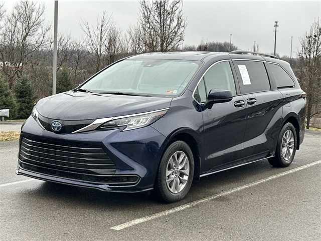 2022 Toyota Sienna LE's photo