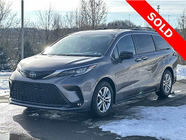 2022 Toyota Sienna XSE's photo