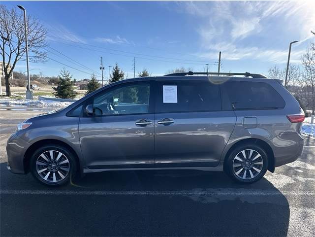 2020 Toyota Sienna XLE's photo