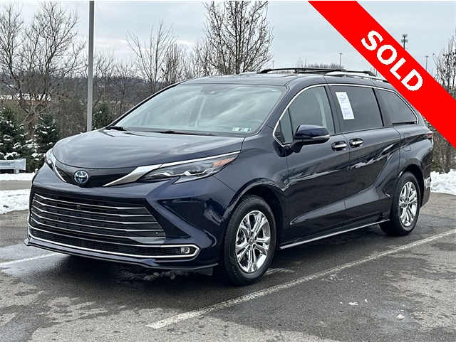 2024 Toyota Sienna Platinum's photo