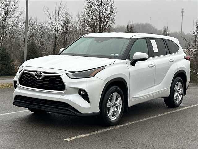 2023 Toyota Highlander LE's photo