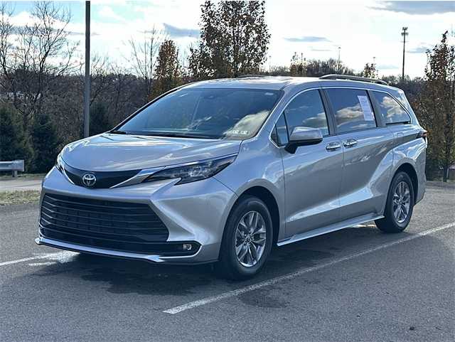 2025 Toyota Sienna XLE's photo