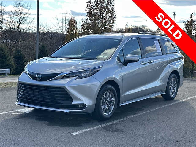 2025 Toyota Sienna XLE's photo