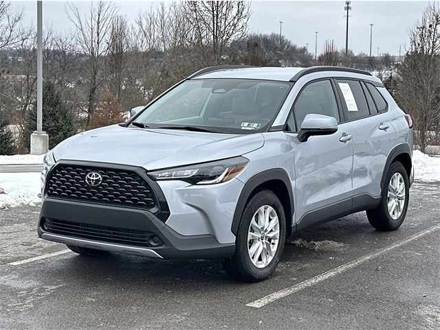 2024 Toyota Corolla Cross LE's photo