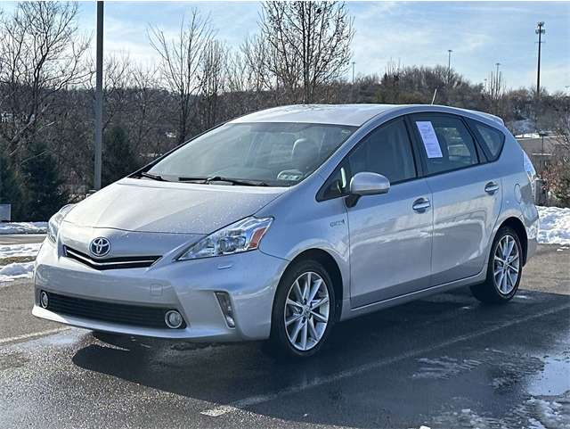 2013 Toyota Prius v Five's photo