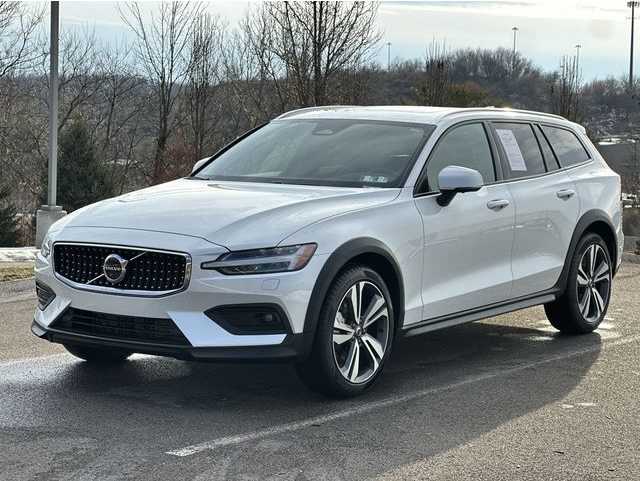 2025 Volvo V60 Cross Country