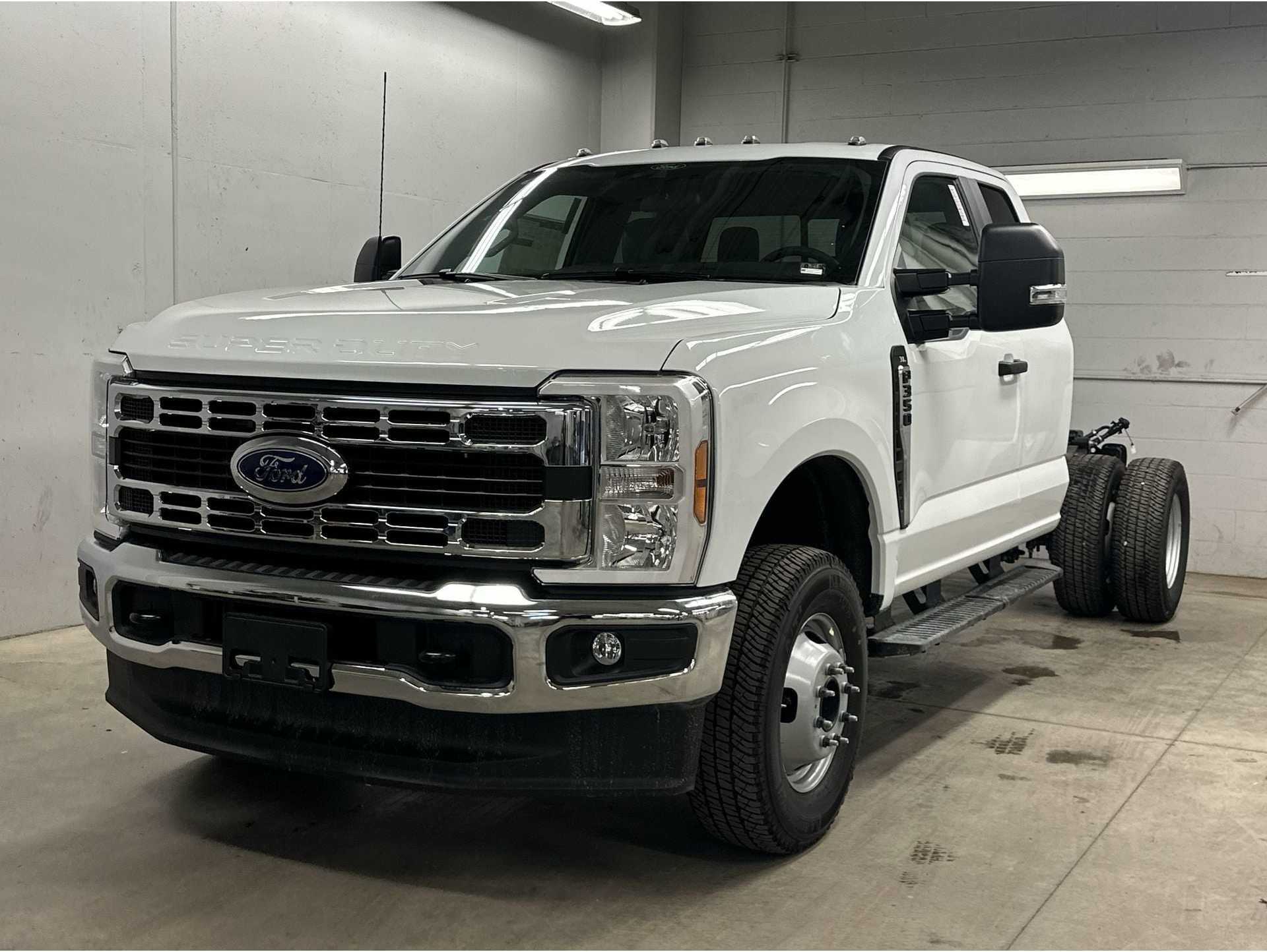 2025 Ford F-350 Super Duty Chassis Cab XL's photo