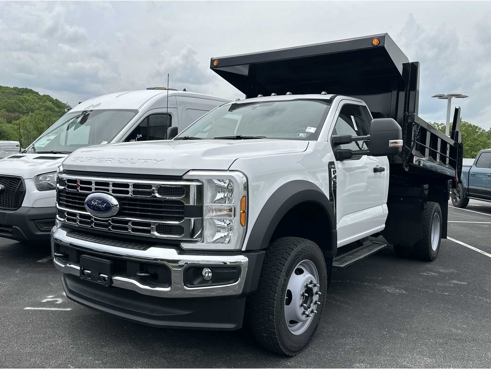 2025 Ford F-450 Super Duty Chassis Cab XL's photo