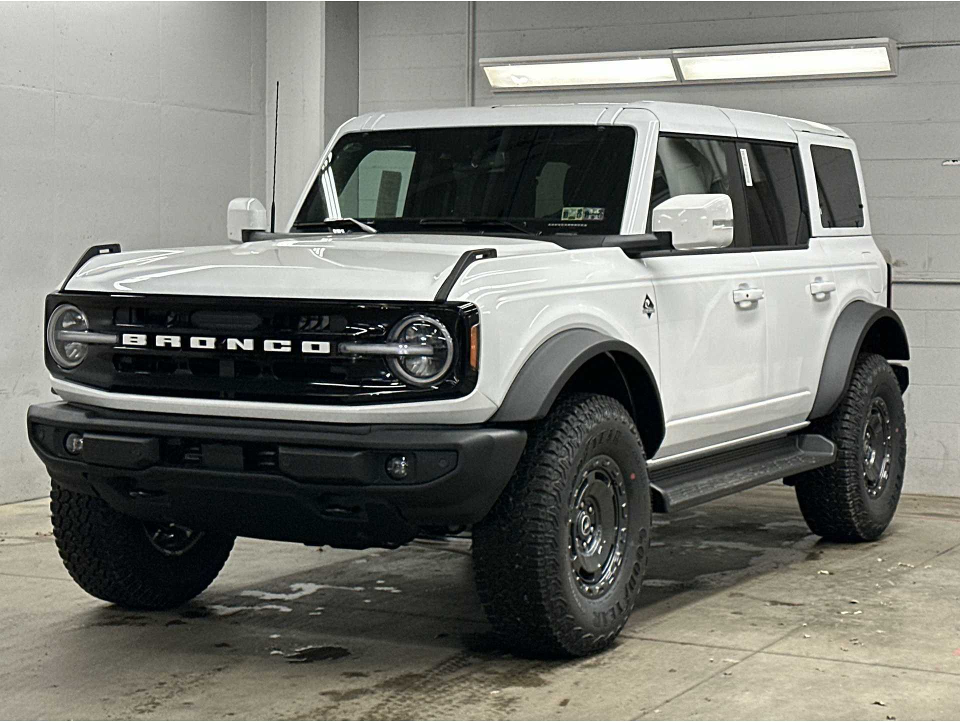 2025 Ford Bronco 4-Door Outer Banks's photo