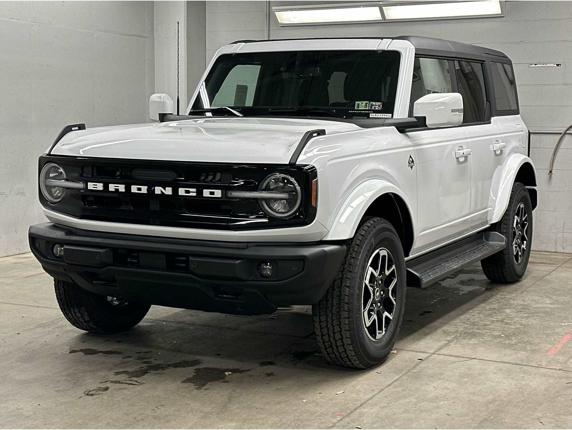 2025 Ford Bronco 4-Door Outer Banks's photo