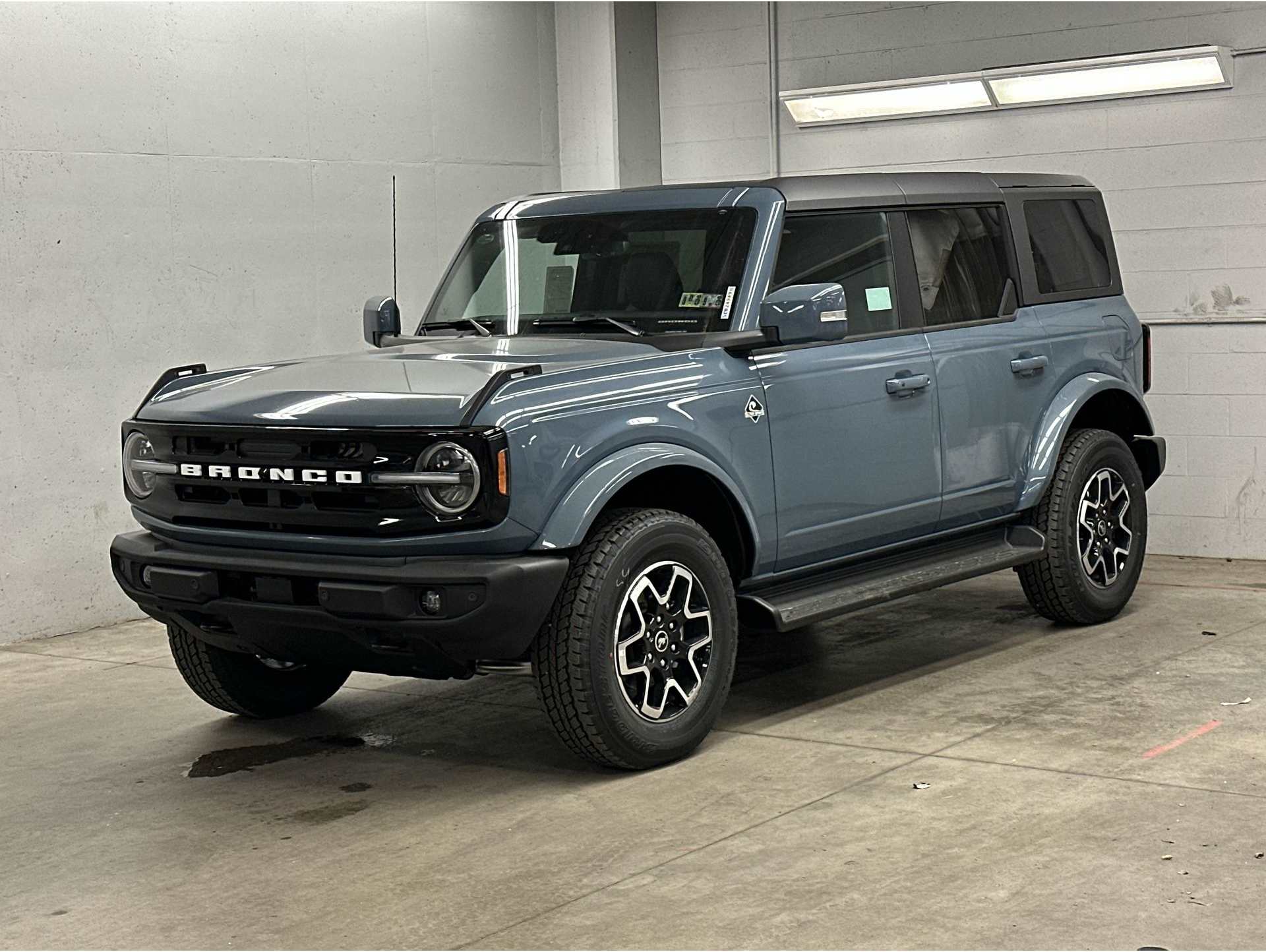 2025 Ford Bronco 4-Door Outer Banks's photo