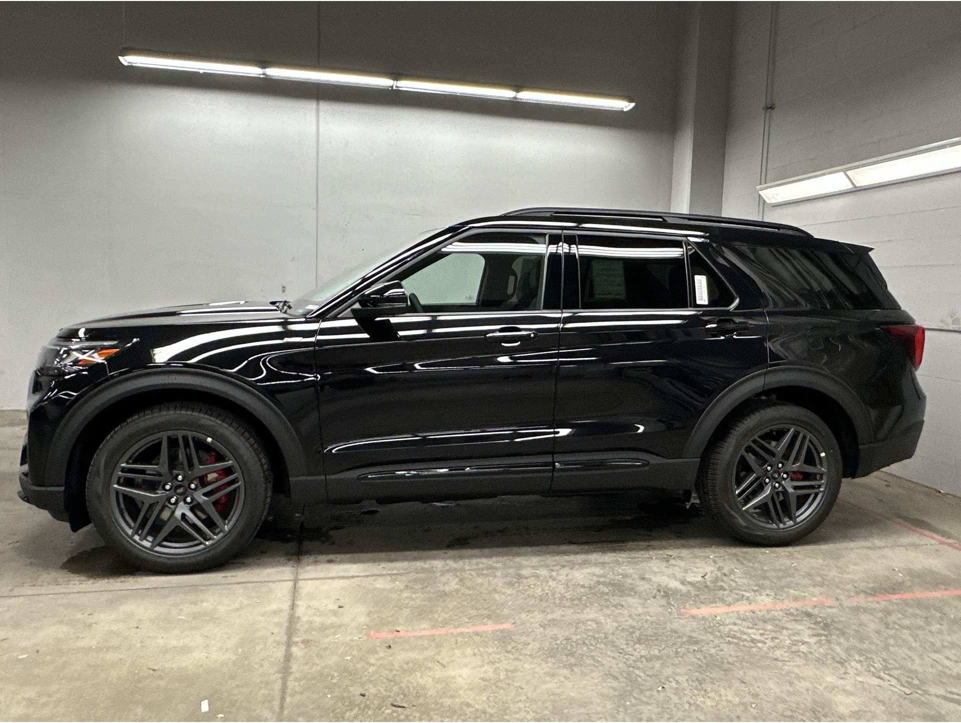 2025 Ford Explorer ST-LINE's photo