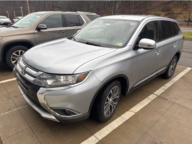 2016 Mitsubishi Outlander SE's photo