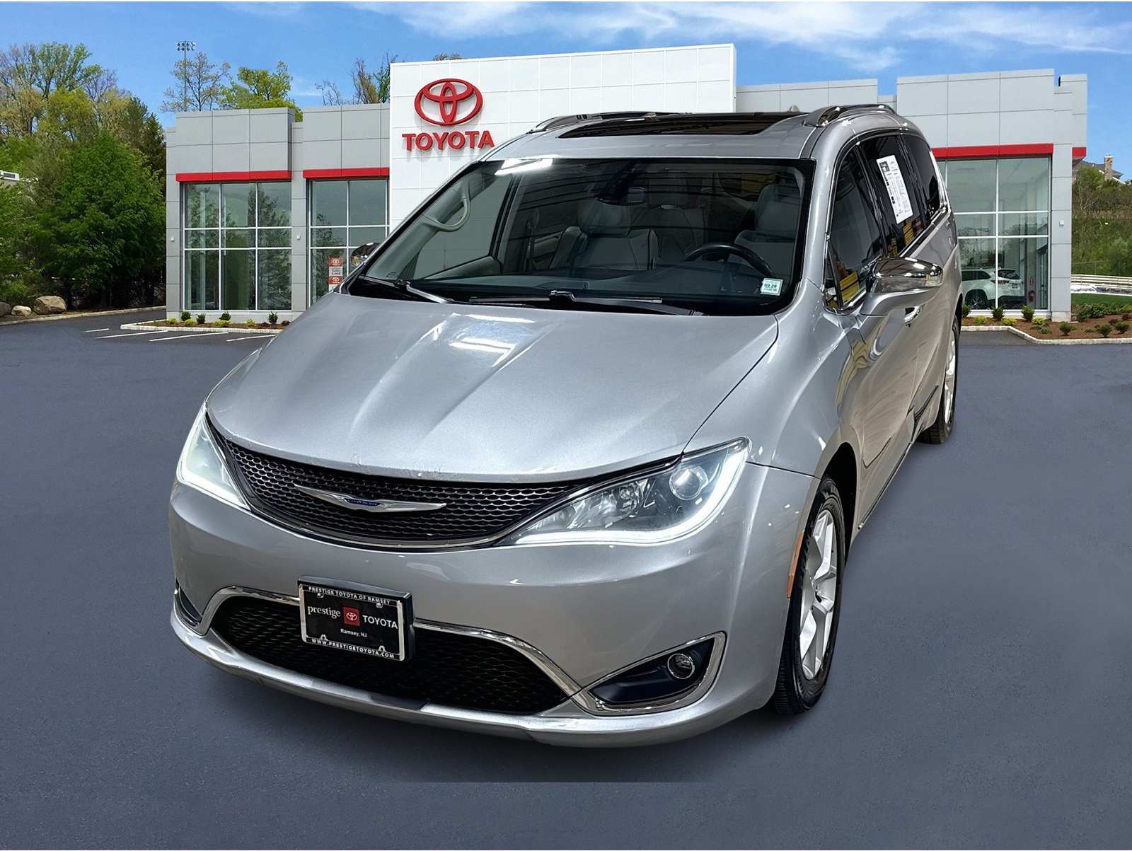 2019 Chrysler Pacifica Limited's photo