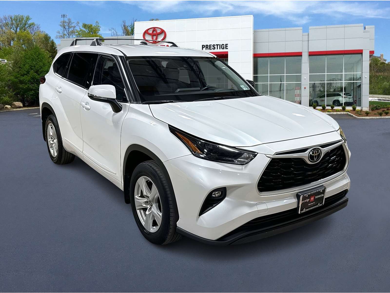 2022 Toyota Highlander LE's photo