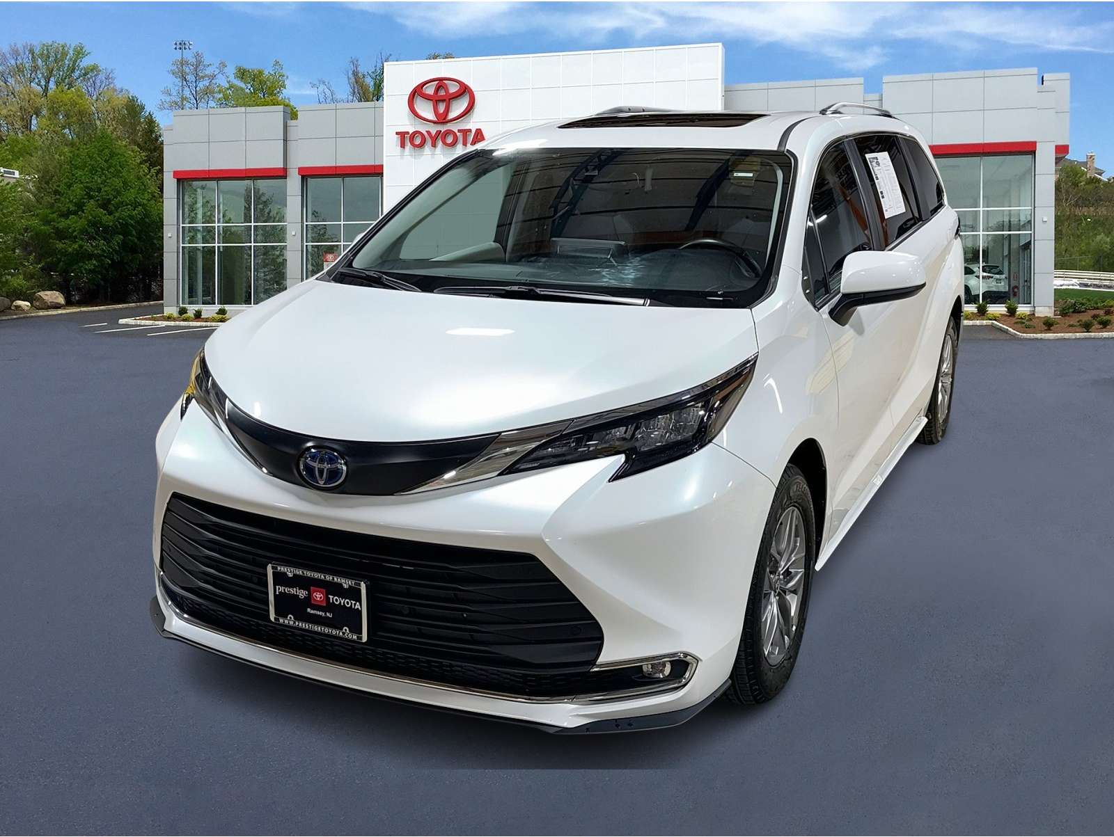 2024 Toyota Sienna XLE's photo