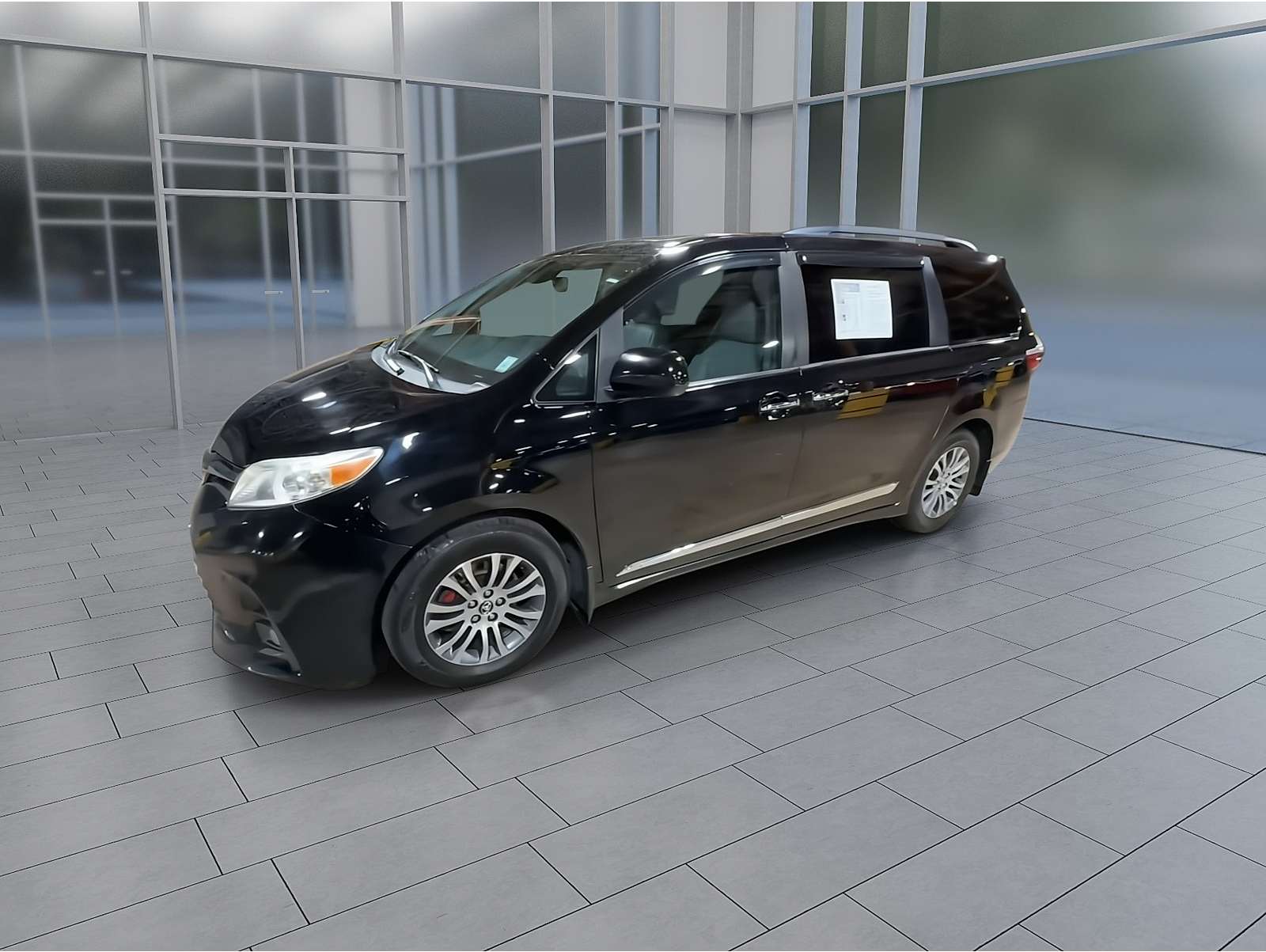 2018 Toyota Sienna XLE's photo