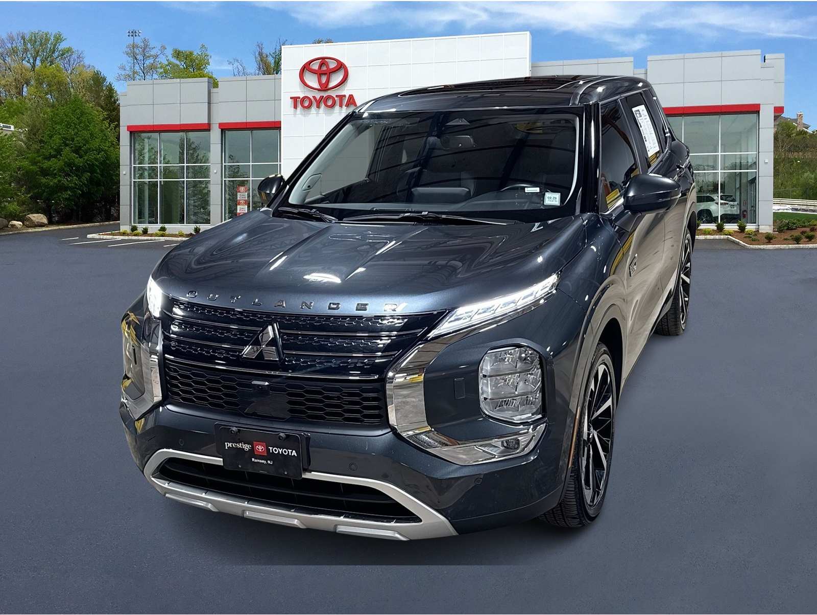 2024 Mitsubishi Outlander Plug-in Hybrid SE's photo