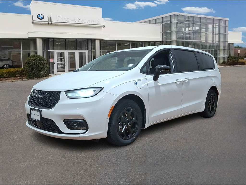 2024 Chrysler Pacifica PHEV Select's photo