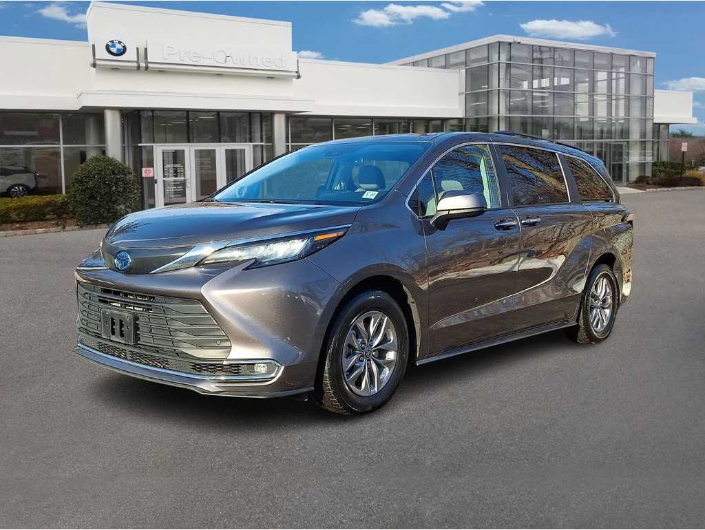 2022 Toyota Sienna XLE's photo